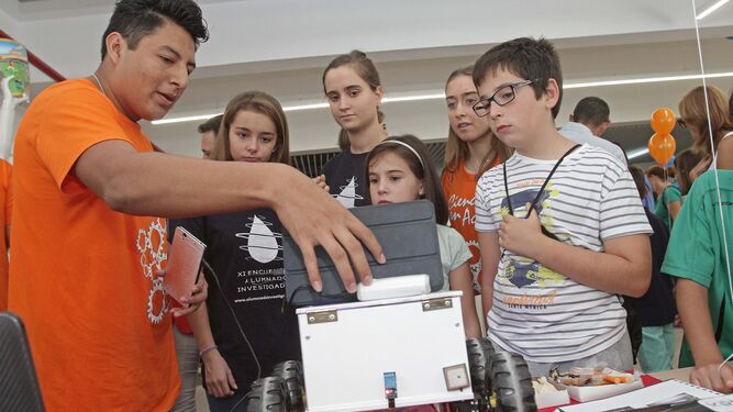 Un de los participantes de Ciencia en Acción, en Algeciras, presentando su proyecto.