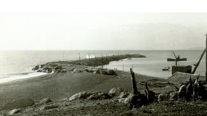 Las obras del dique de abrigo del puerto de Estepona, paralizadas, en el año 1932.