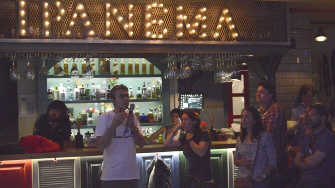 El pub Ipanema, durante la charla científica ayer por la tarde.