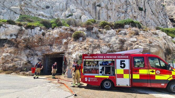 Bomberos de Gibraltar tras el incendio de un túnel que dejó sin suministro de agua al Peñón en 2022.