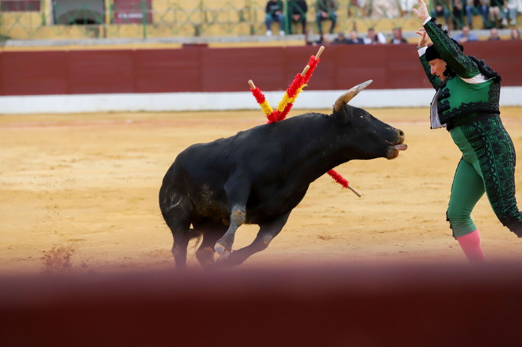 Im&aacute;genes de la novillada previa a la Semana Santa en la plaza de toros de La L&iacute;nea