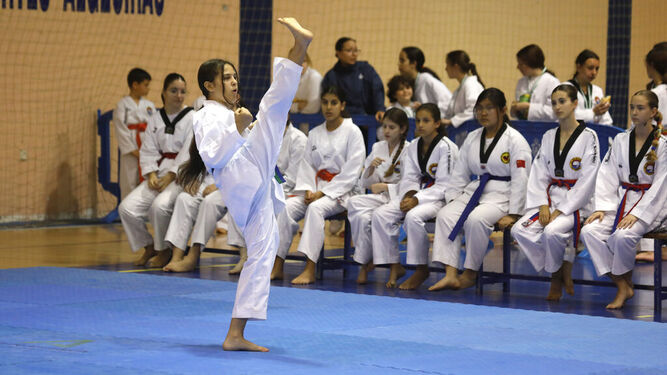 Una de las participantes en la jornada de promoción del taekwondo en Algeciras