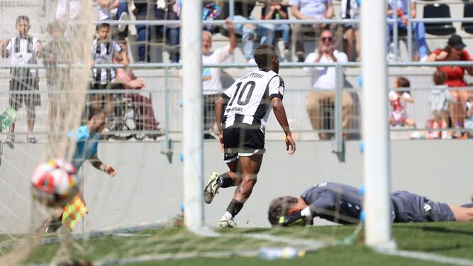 João Pedro se dispone a celebrar su gol mientras Saldaña lamenta su error en el suelo