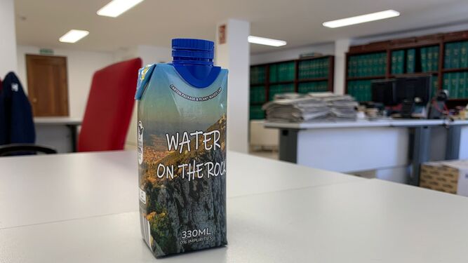 Un envase del agua 'Water on the Rock'.