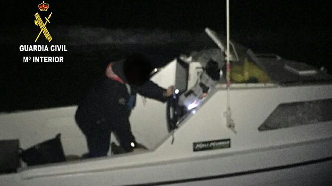 Un agente de la Guardia Civil interviene una embarcación de recreo en la operación Unión.