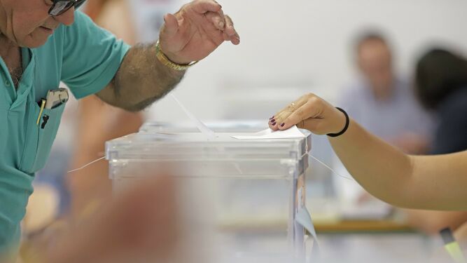 Un hombre deposita su voto en una urna, el pasado domingo