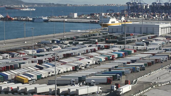 Camiones aparcados en Isla Verde Interior, en el Puerto de Algeciras.
