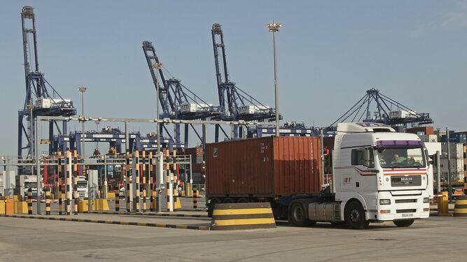 Un camión sale de la terminal de contenedores de TTI Algeciras.