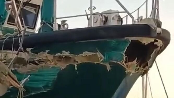 El golpe en la embarcación de la Guardia Civil.
